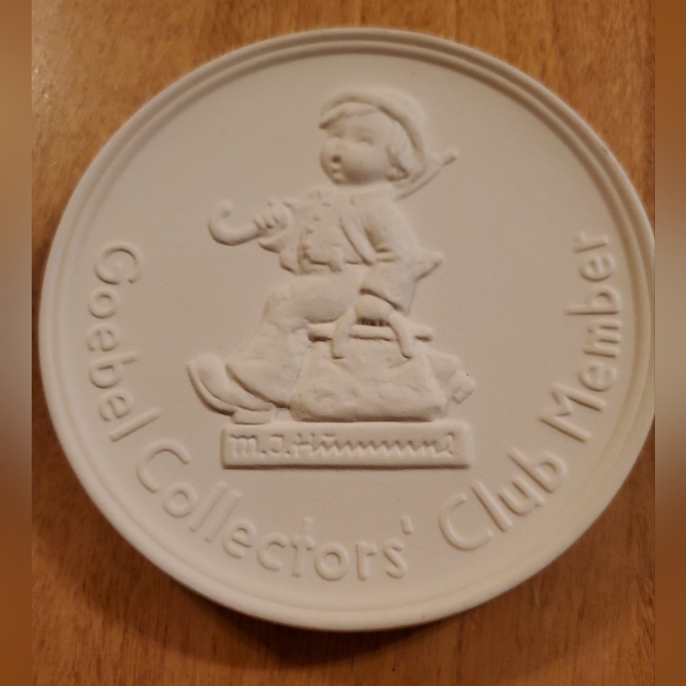 Hummel Goebel Collectors' Club Member 1976 Plaque Round